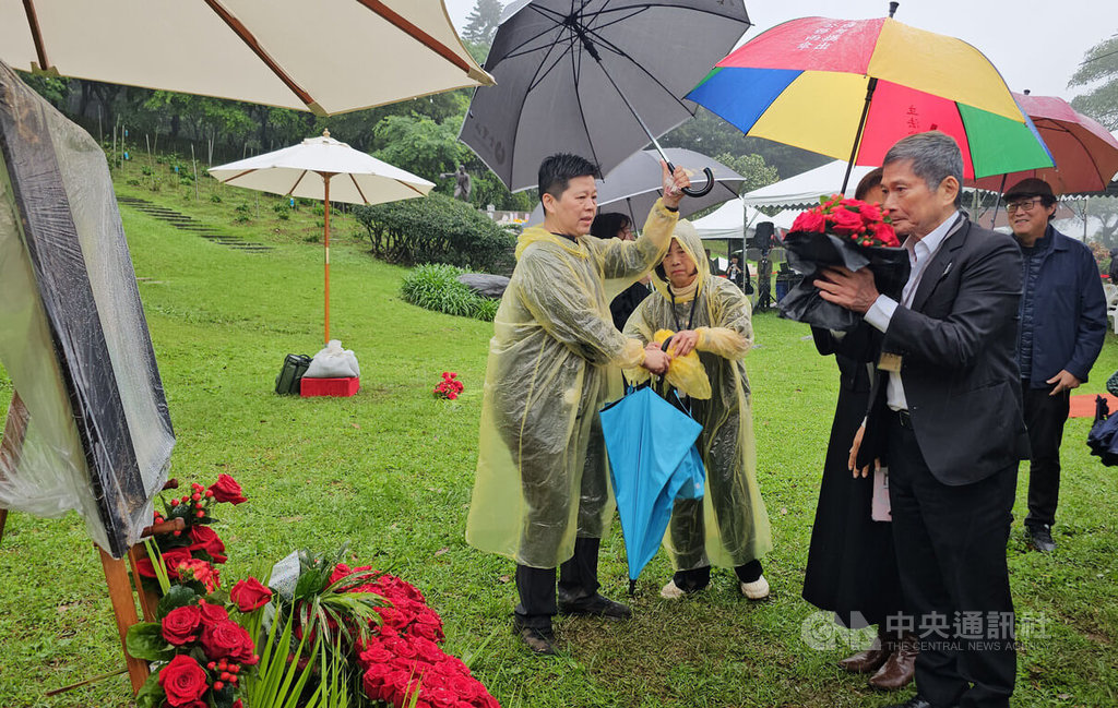 鄭南榕殉道追思會　李永得獻花追悼