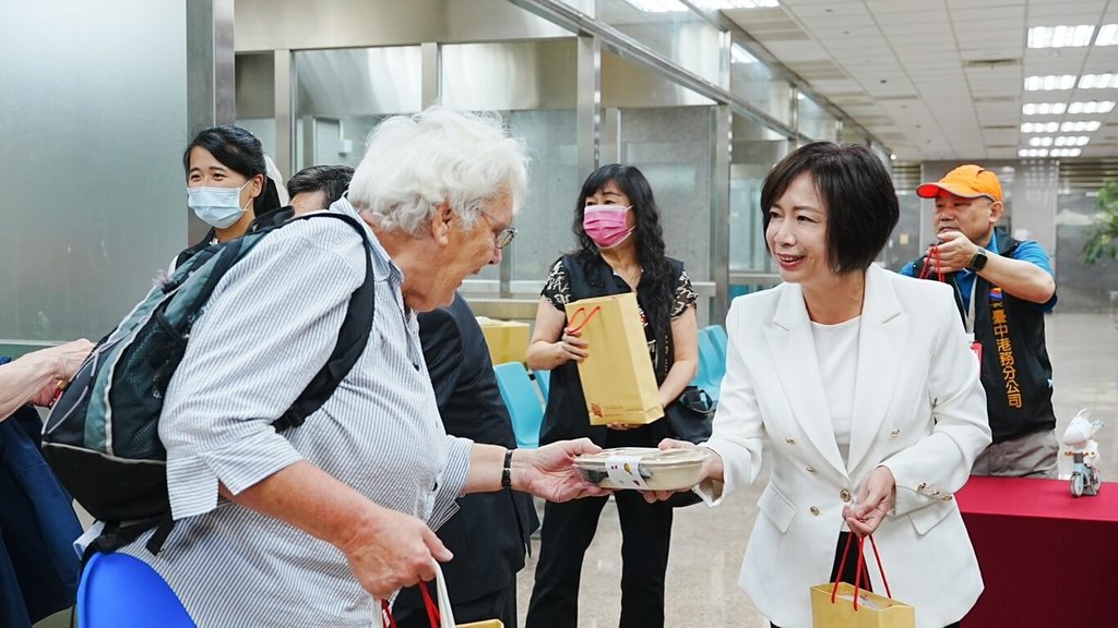 台中港迎國際郵輪　何欣純接待旅客