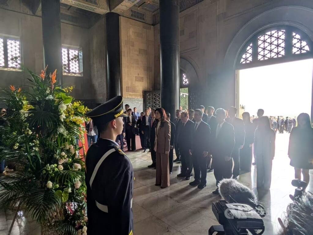 鄭麗文一行人拜謁國父孫中山