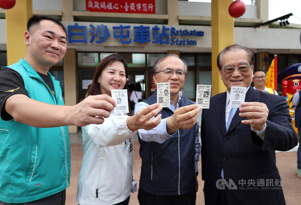 陳彥伯展示台鐵Q版媽祖祈福紀念車票