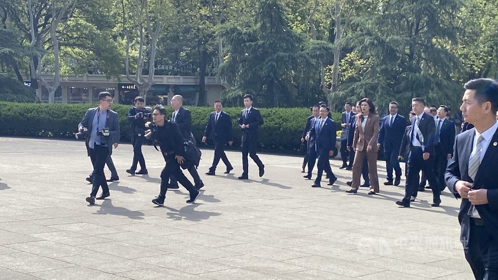 鄭麗文赴南京中山陵拜謁國父孫中山