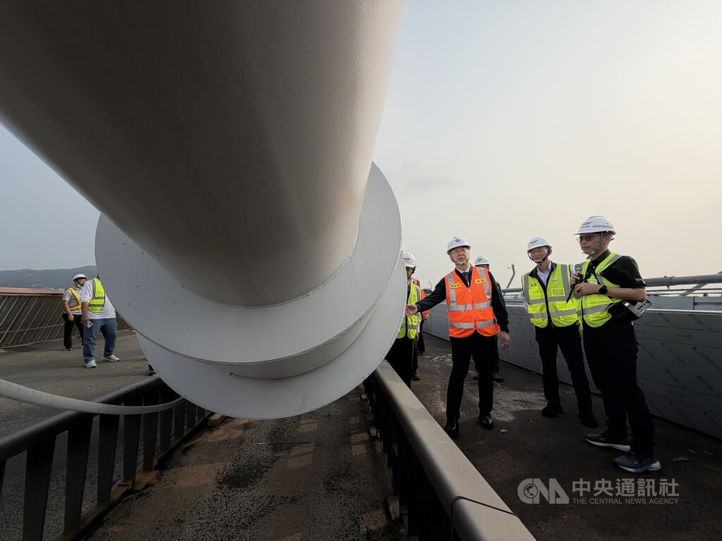 陳世凱視察淡江大橋　關切機車道安全