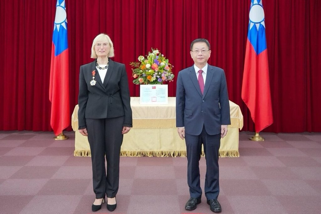 拉脫維亞國會友台小組主席齊翠蓮 獲頒睦誼外交獎章