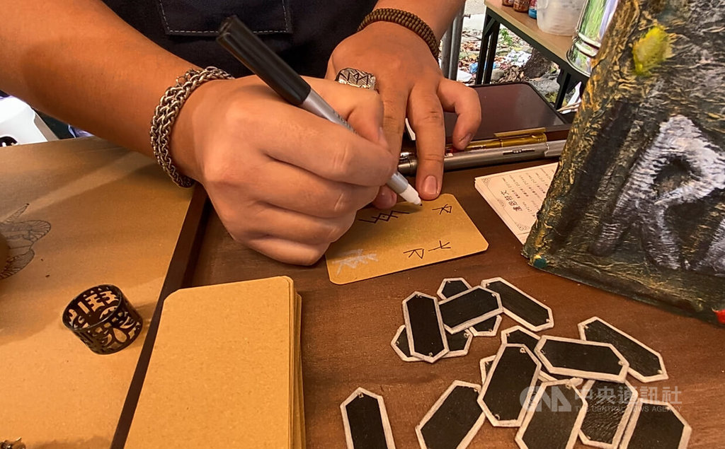 黃挺瑋結合盧恩符文創作　飾品展現神秘美學（2）