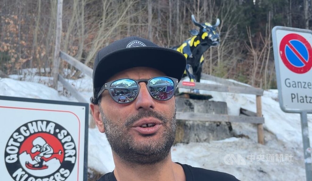 瑞士雪場餐飲工作人員為大雪歡欣