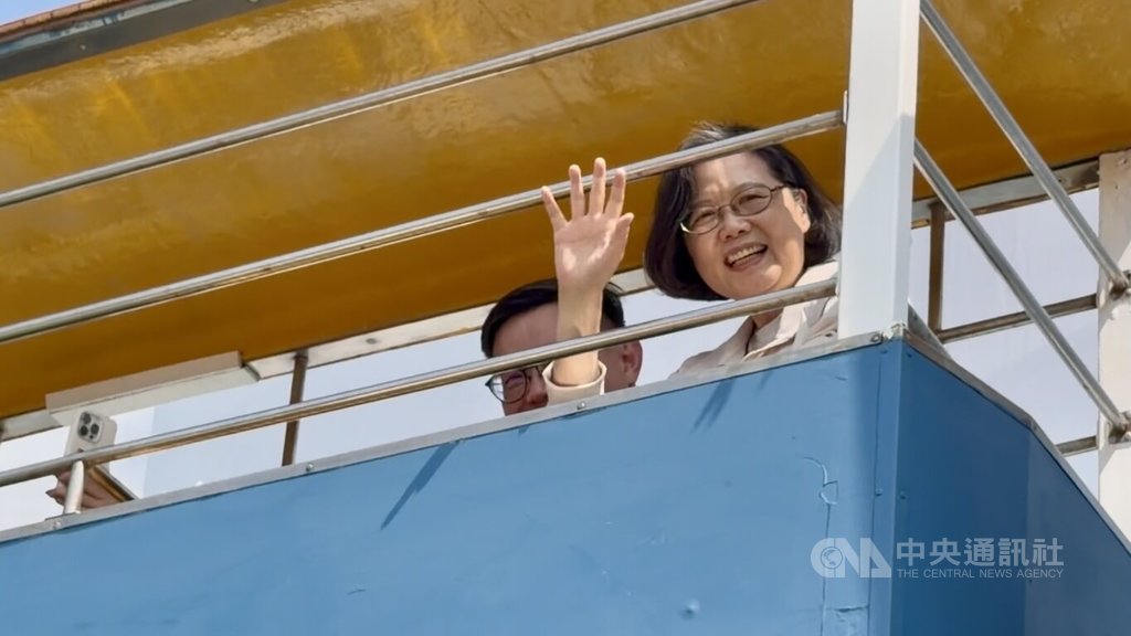 蔡英文現身高雄大立百貨空中樂園