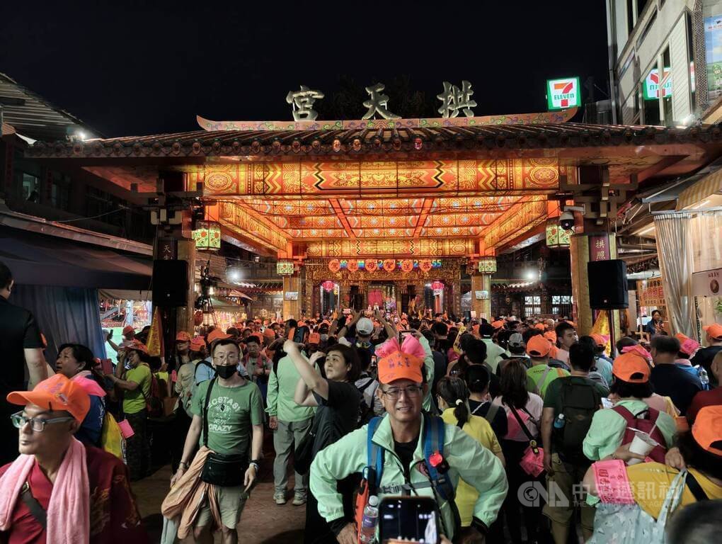 白沙屯媽祖進香蓄勢待發　拱天宮人聲鼎沸