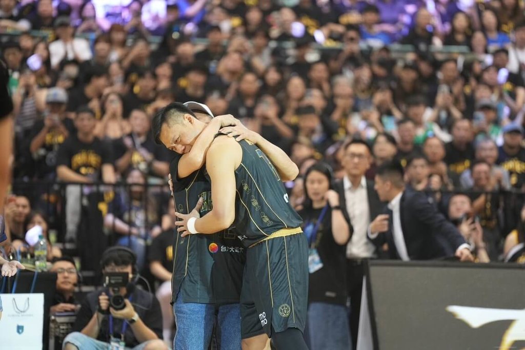 小巨蛋引退賽　林志傑與父親相擁