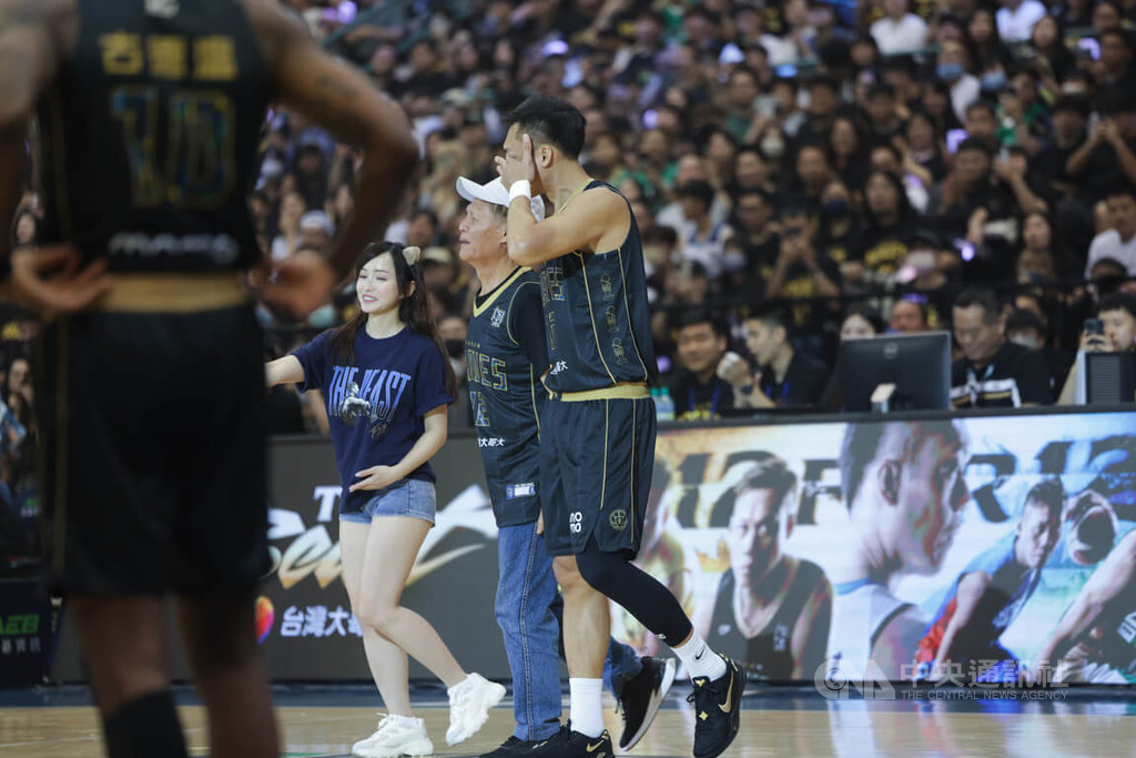 引退賽邀父親開球　林志傑激動落淚（2）