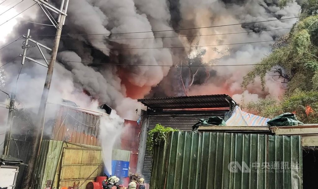 新莊鐵皮工廠起火竄濃煙（2）