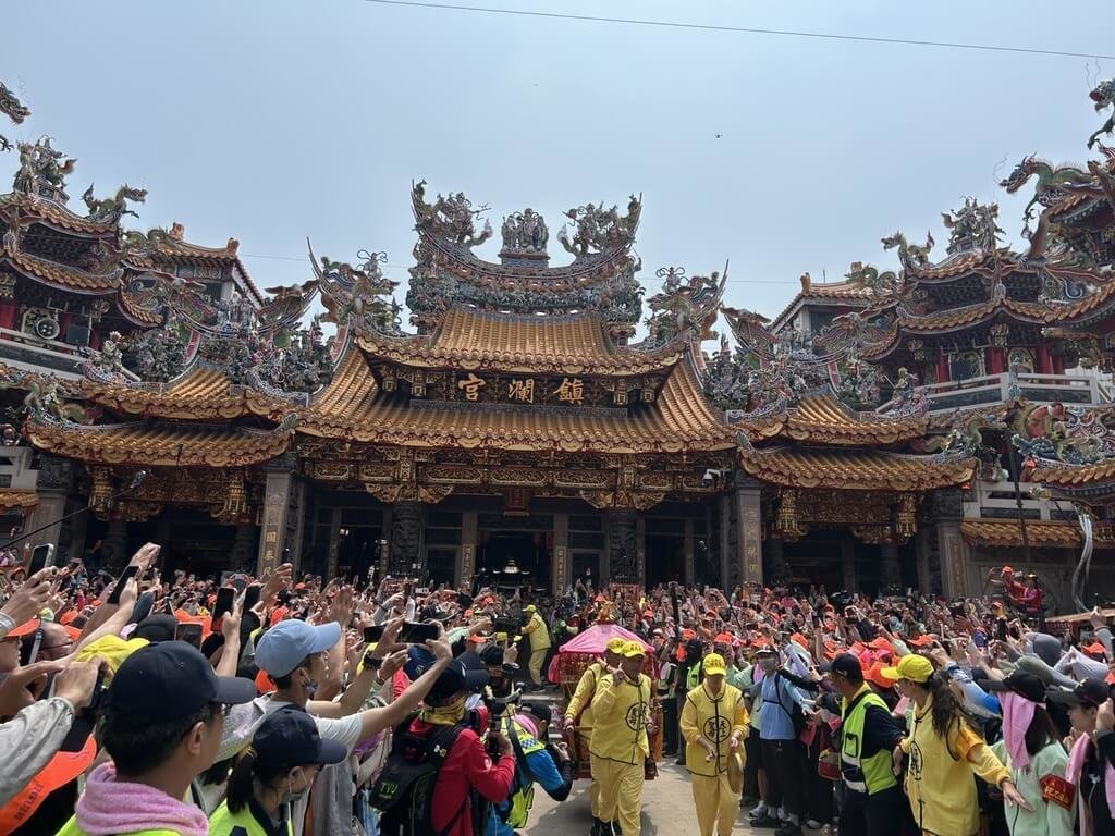 苗栗白沙屯拱天宮媽祖停駕鎮瀾宮　信徒擠爆廟埕