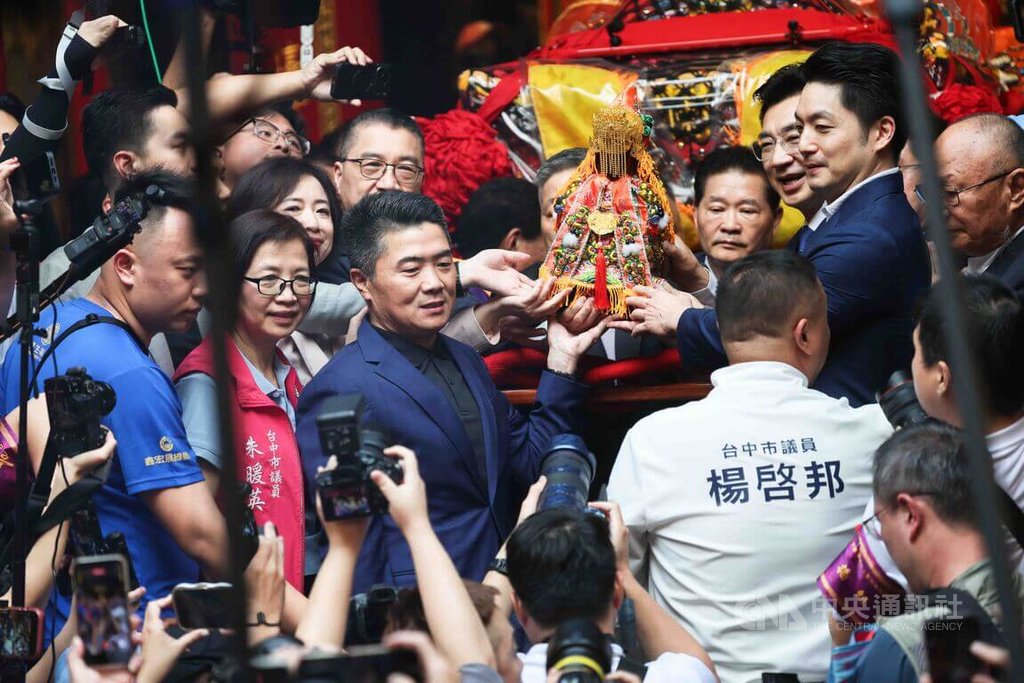 台中大甲媽遶境　藍綠大咖出席上轎儀式