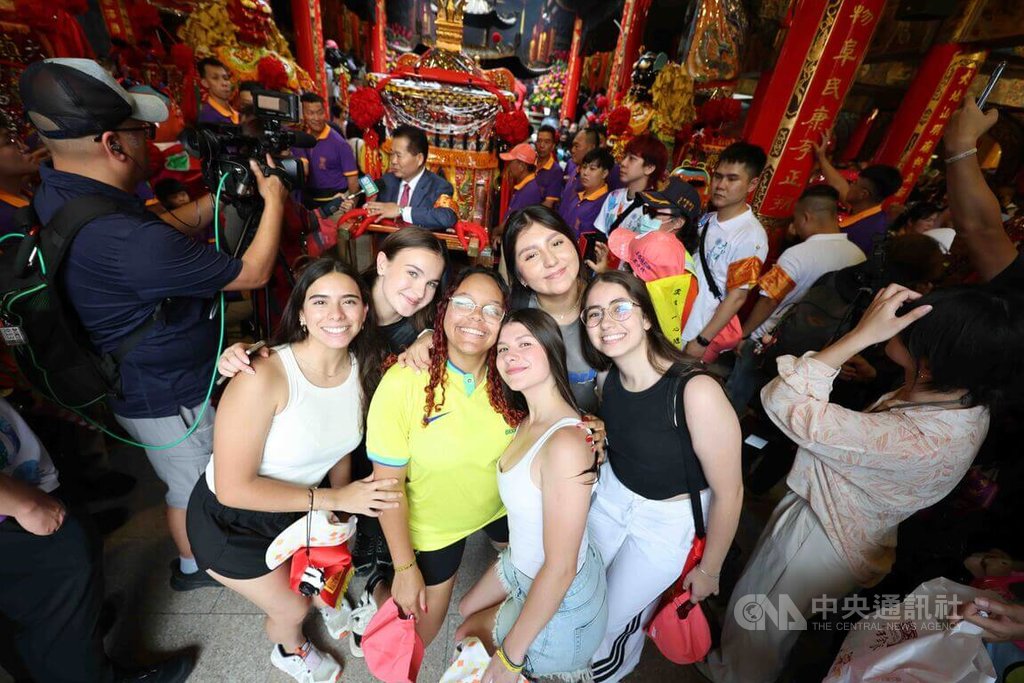台中大甲媽遶境進香　外國人感受台灣宗教特色