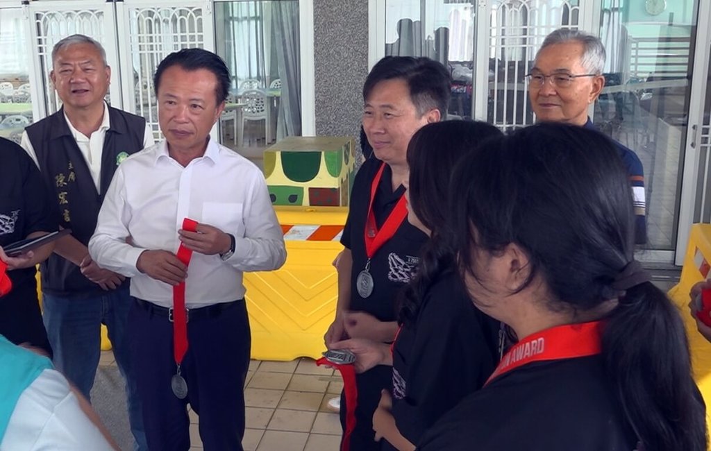 竹崎高中機器人代表隊晉級世界賽　翁章梁祝賀