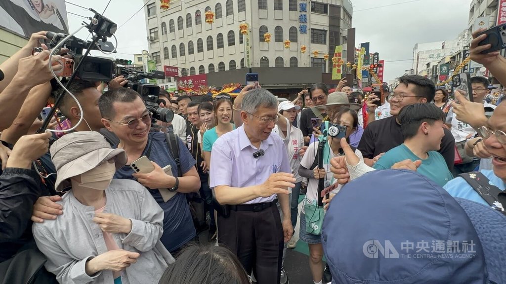 柯文哲大甲鎮瀾宮參拜　沿途民眾爭相打招呼