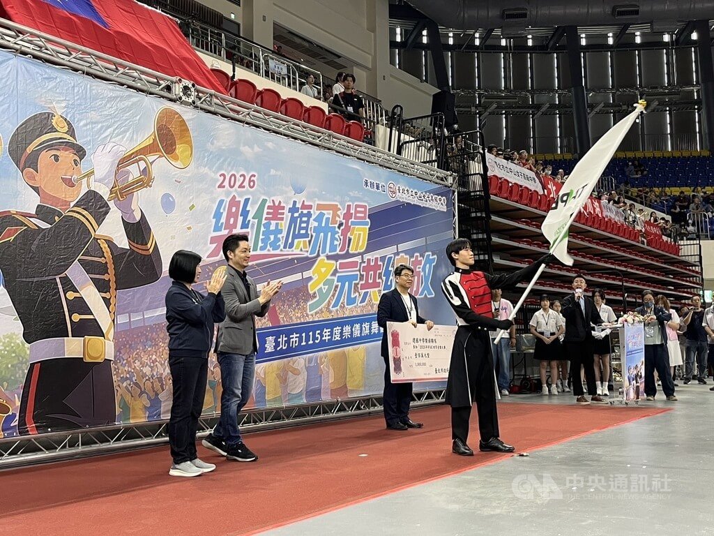 蔣萬安為建中樂旗聯隊授旗