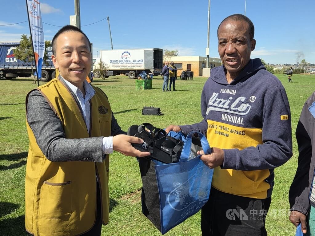 慈濟南非分會發放物資　代表處副參事許世旭協助民眾