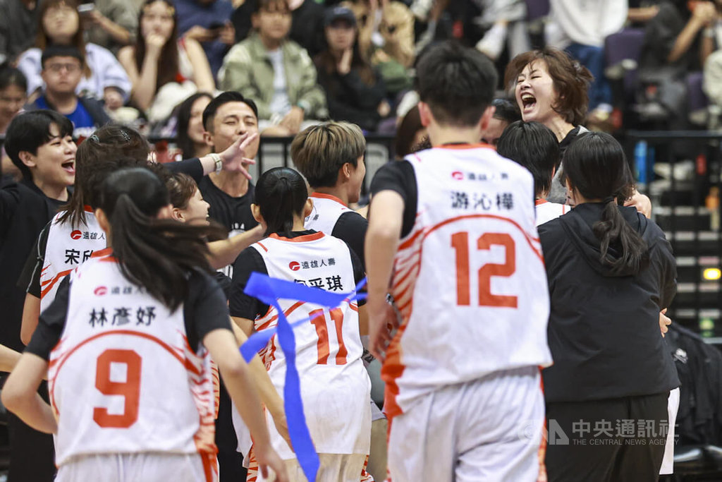 世新UBA奪冠　林紀妏與球員慶祝