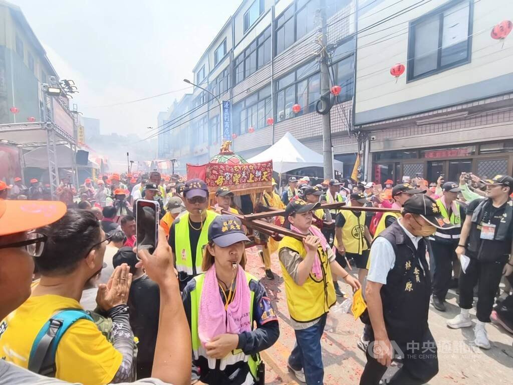 白沙屯媽祖改乘大轎回鑾　信眾夾道歡迎