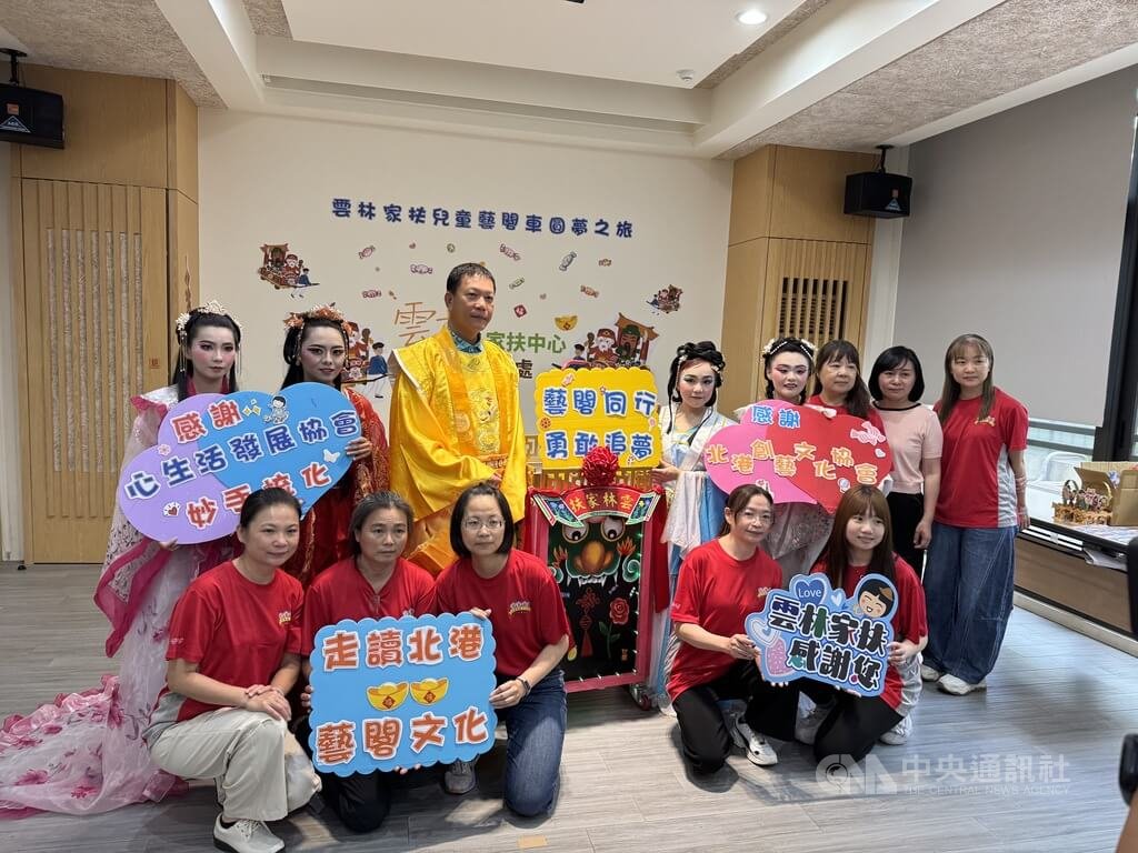 北港朝天宮迓媽祖　雲林家扶孩童將登藝閣車