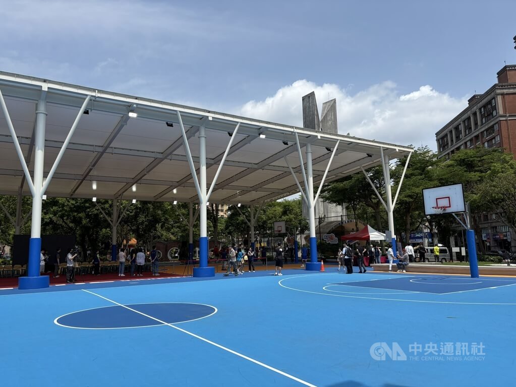新北中和首座天幕籃球場啟用