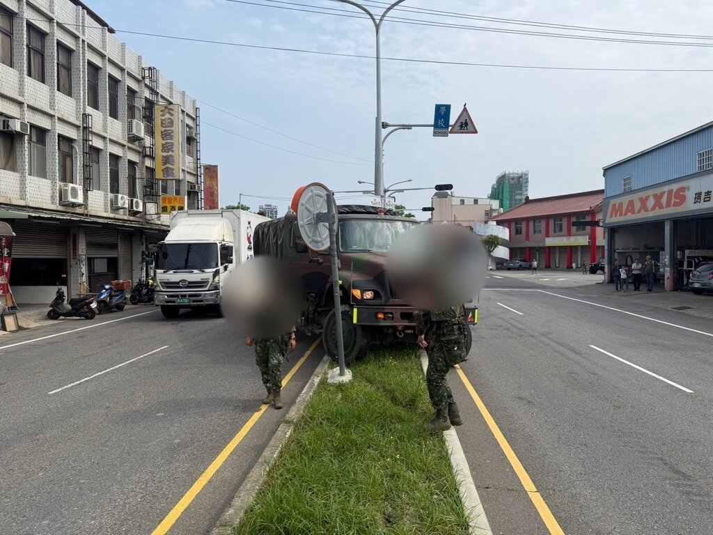 軍卡疑過彎不慎　失控騎上分隔島