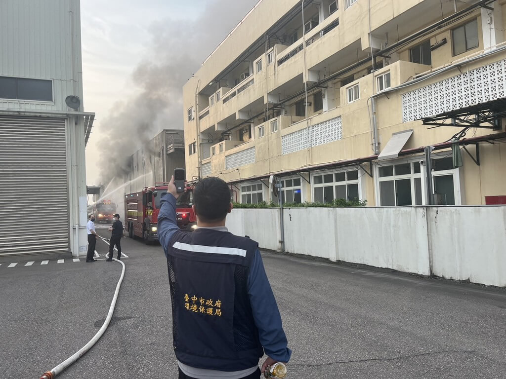 台中統一倉儲火警　環保局監測空氣品質