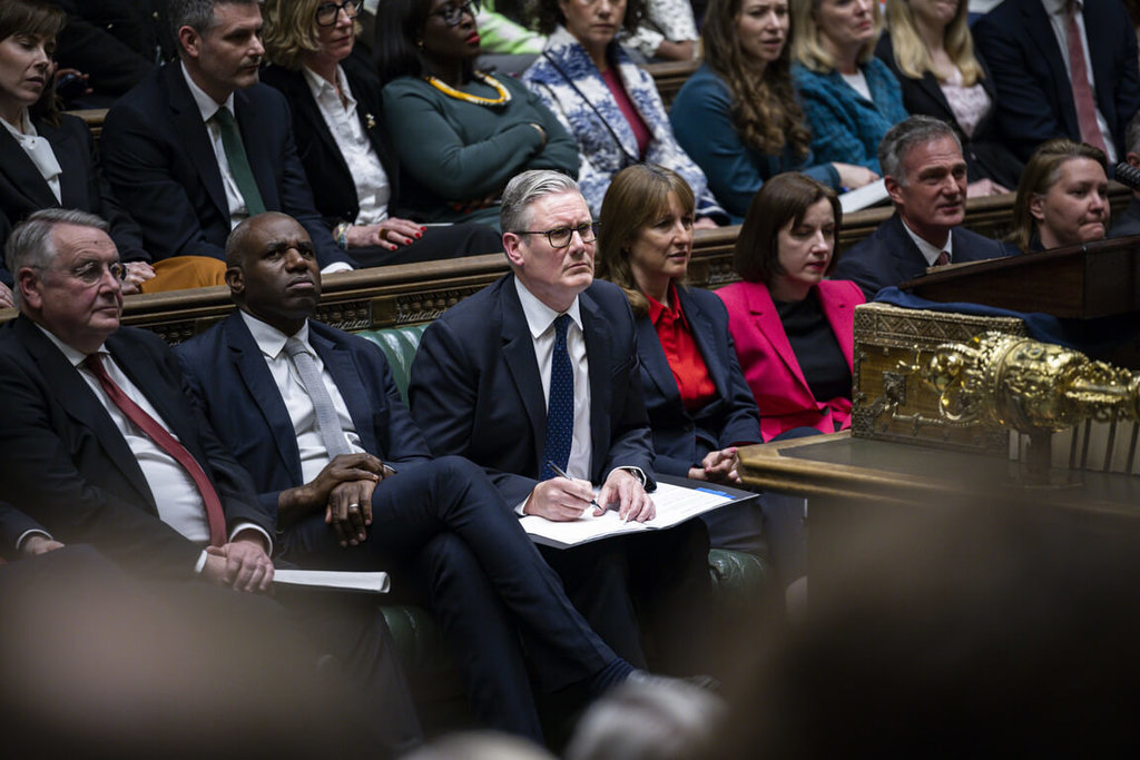 英前駐美大使任命案風波　首相施凱爾應詢神情緊繃