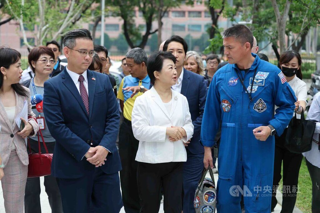 盧秀燕接待太空人林琪兒拜訪台中