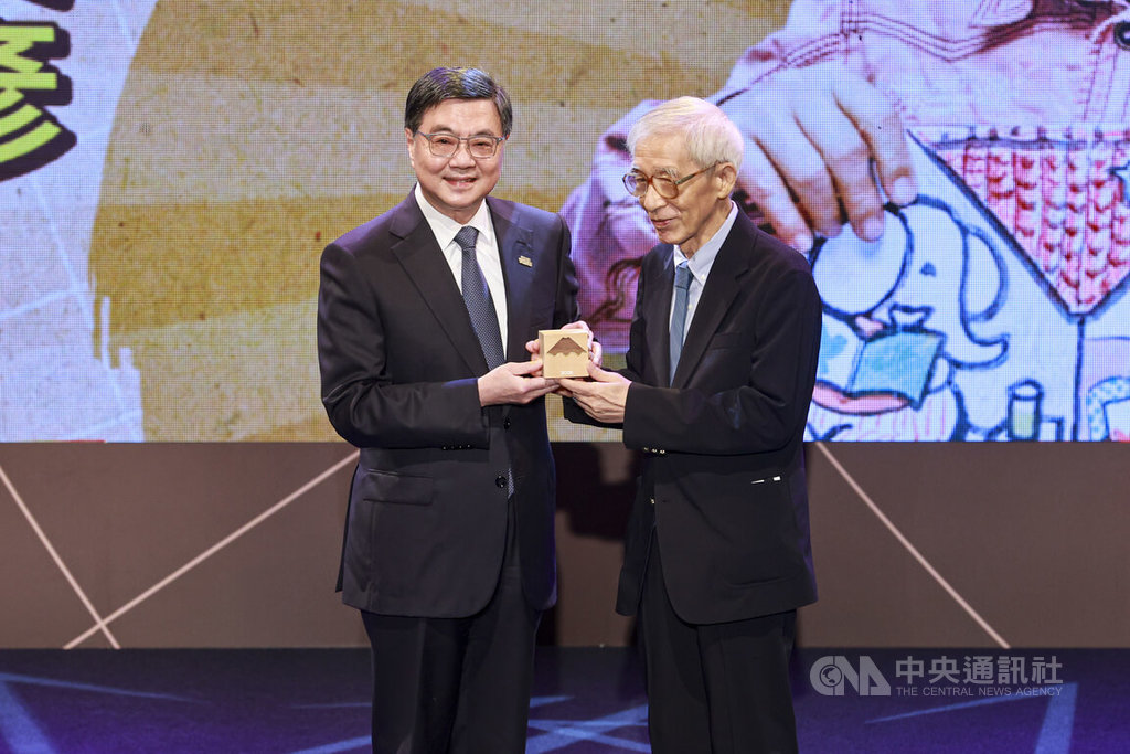 首屆金繪獎　卓榮泰頒發特別貢獻獎給曹俊彥