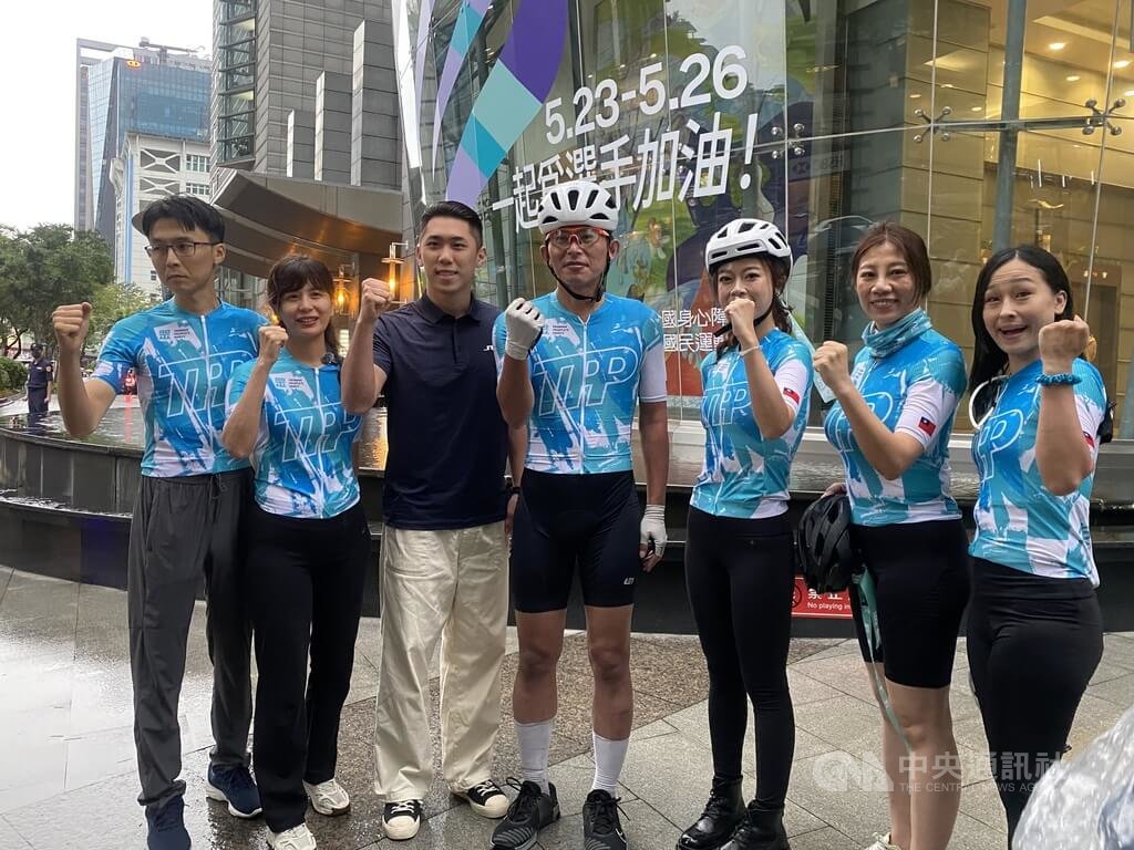 黃國昌雨中騎自行車拜票