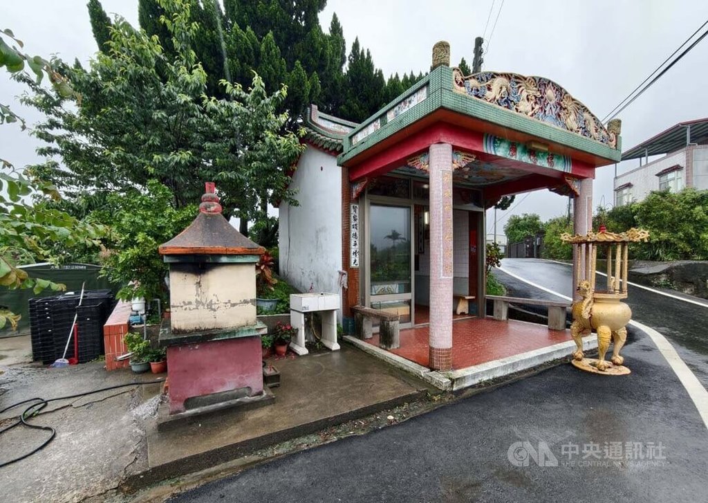 母雞闖苗栗銅鑼土地公廟孵蛋（1）