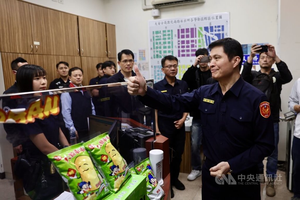 北市警壓制搶銀行歹徒　林炎田慰勞豎大拇指