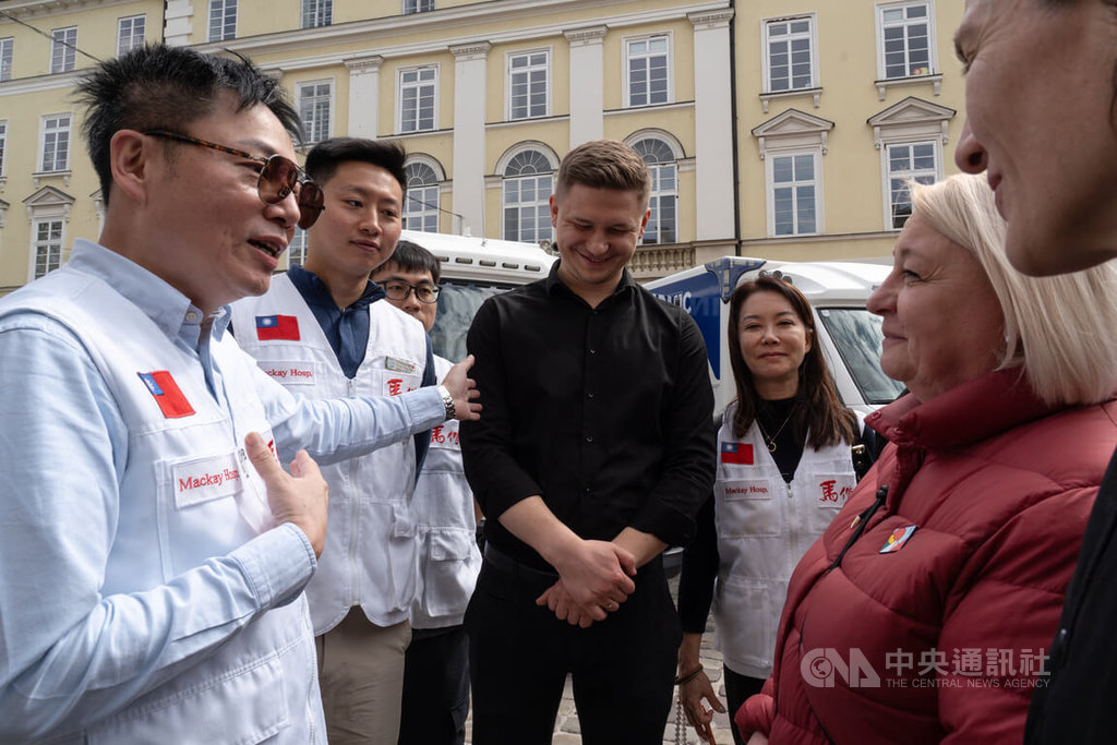 醫療團長蔡維德與利維夫市人道事務副市長進行交流