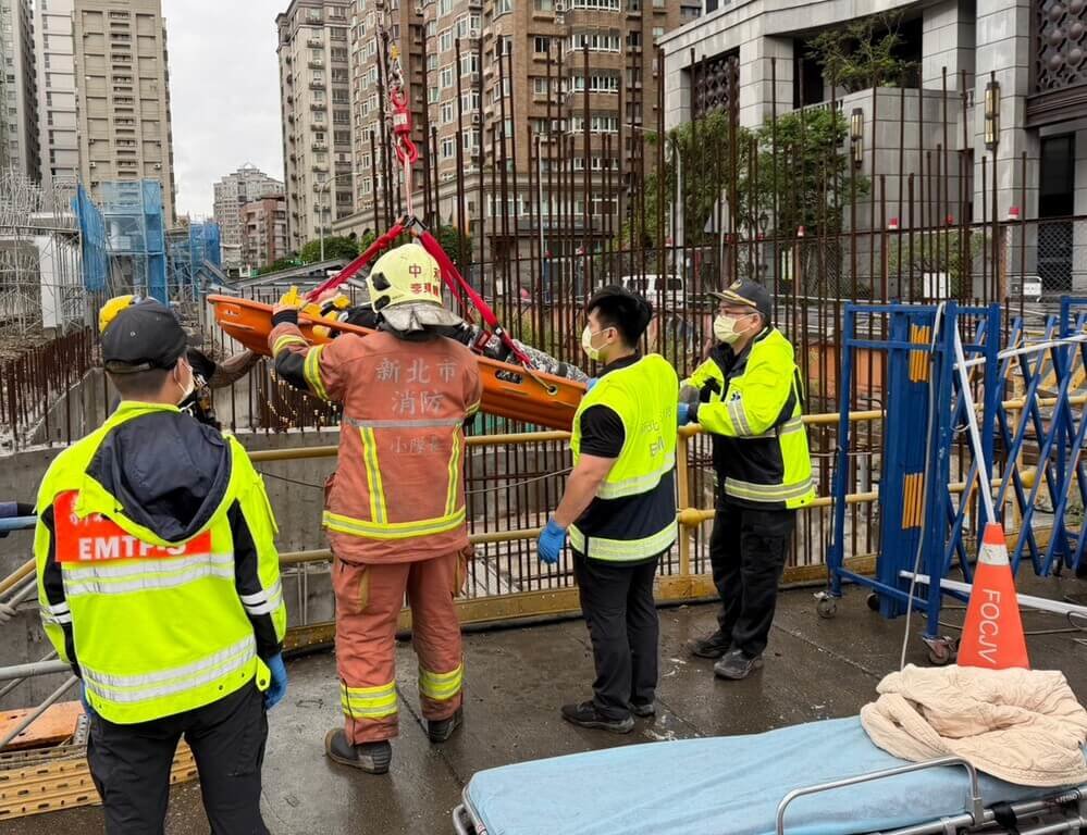 新北永和捷運工地2工人摔跤骨折送醫