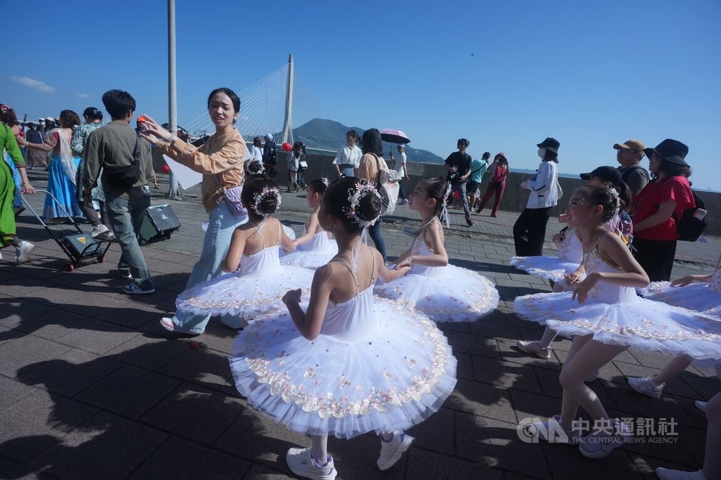 學童穿芭蕾舞裝參與淡江大橋開幕藝術季
