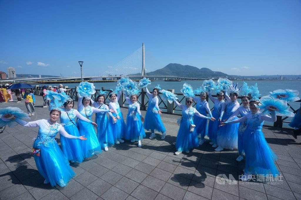 婦女團體盛裝參與淡江大橋開幕藝術季