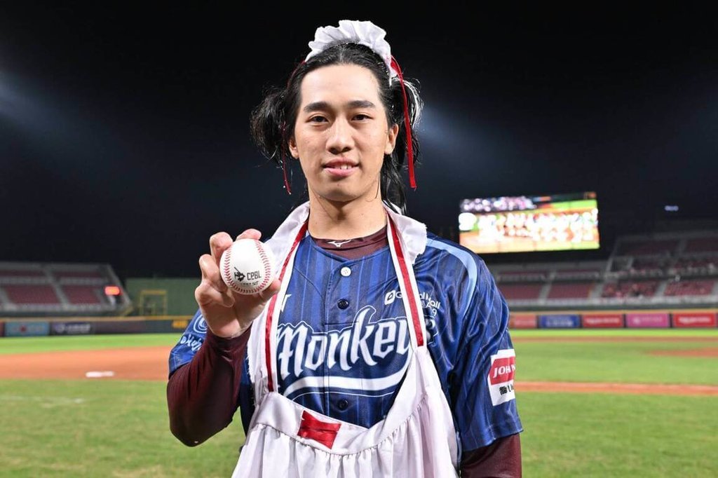 劉子杰生涯首轟即再見轟　賽後女僕裝亮相