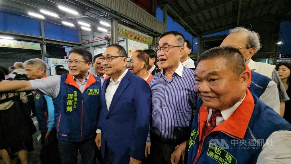 侯友宜陪李四川向嘉義同鄉會拜票獲歡迎