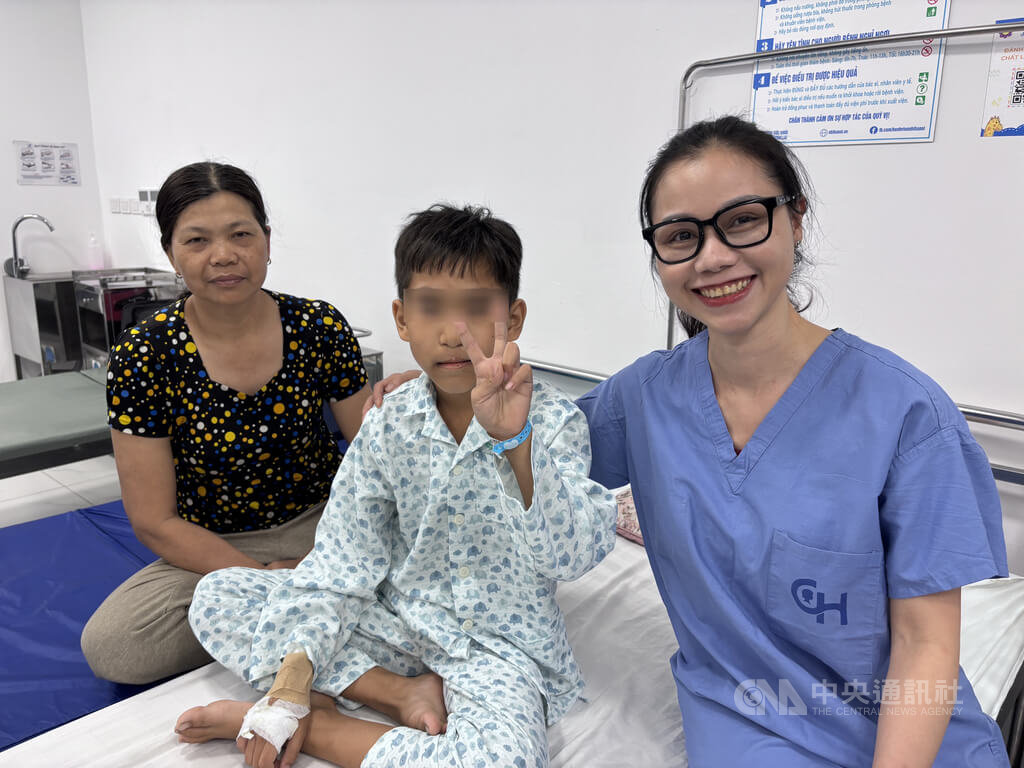 河內唇顎裂整合治療中心　男孩開心與醫生合照