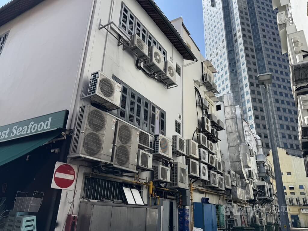 新加坡幾乎所有政府部門、辦公大樓以及商場、住家都有裝設冷氣，冷氣機密集度相當高。中央社記者吳昇鴻新加坡攝　115年4月28日