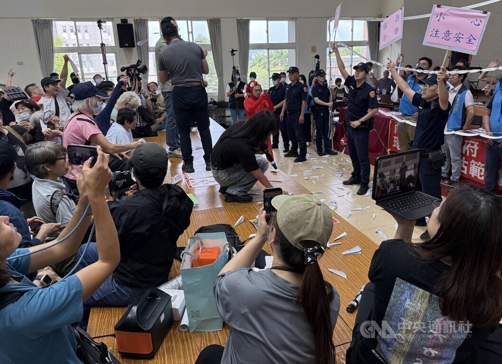 南投擬設垃圾焚化爐　民眾射紙飛機抗議