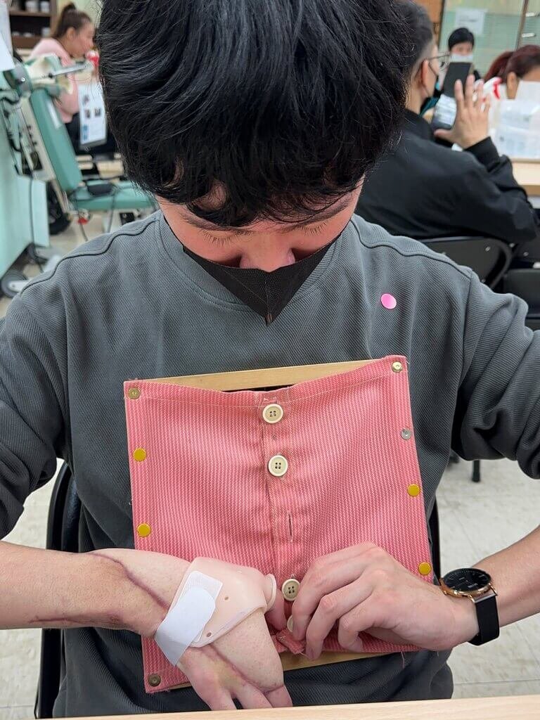 工作意外破壞神經肌肉　小均被迫重學穿衣