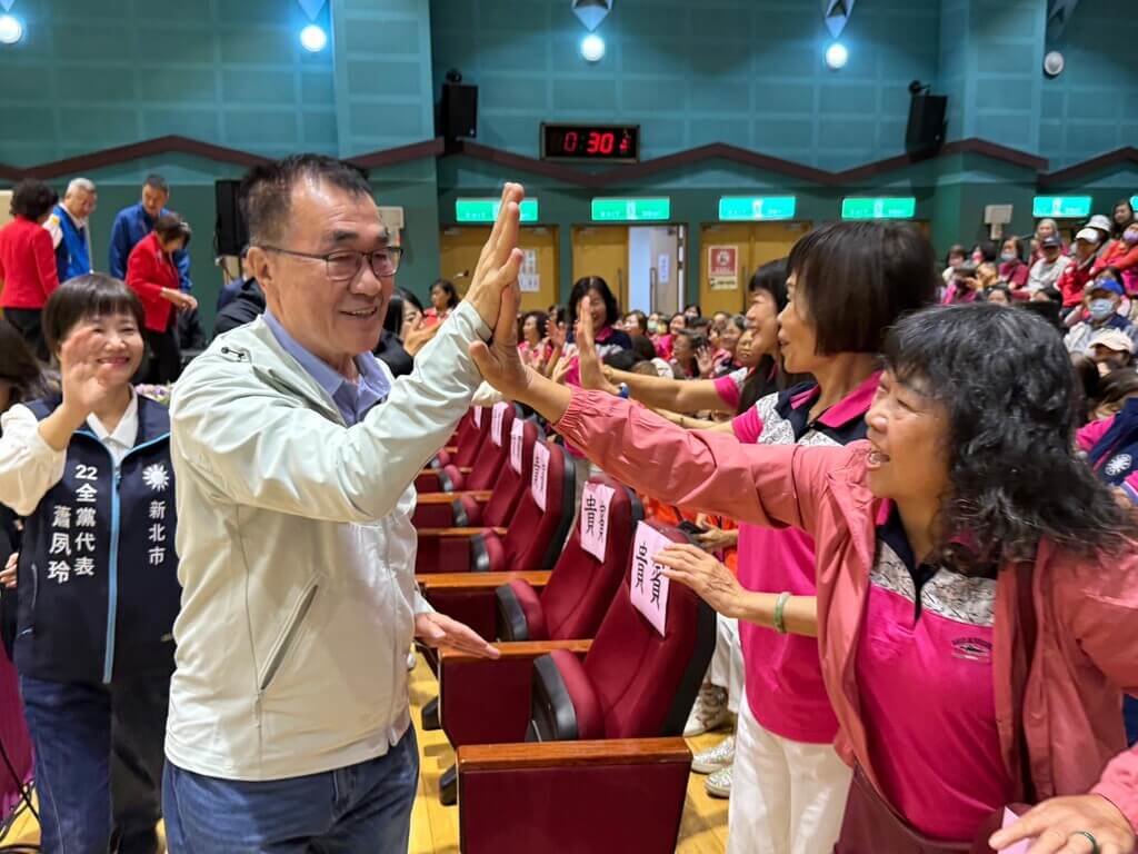 李四川赴新莊參加母親節活動