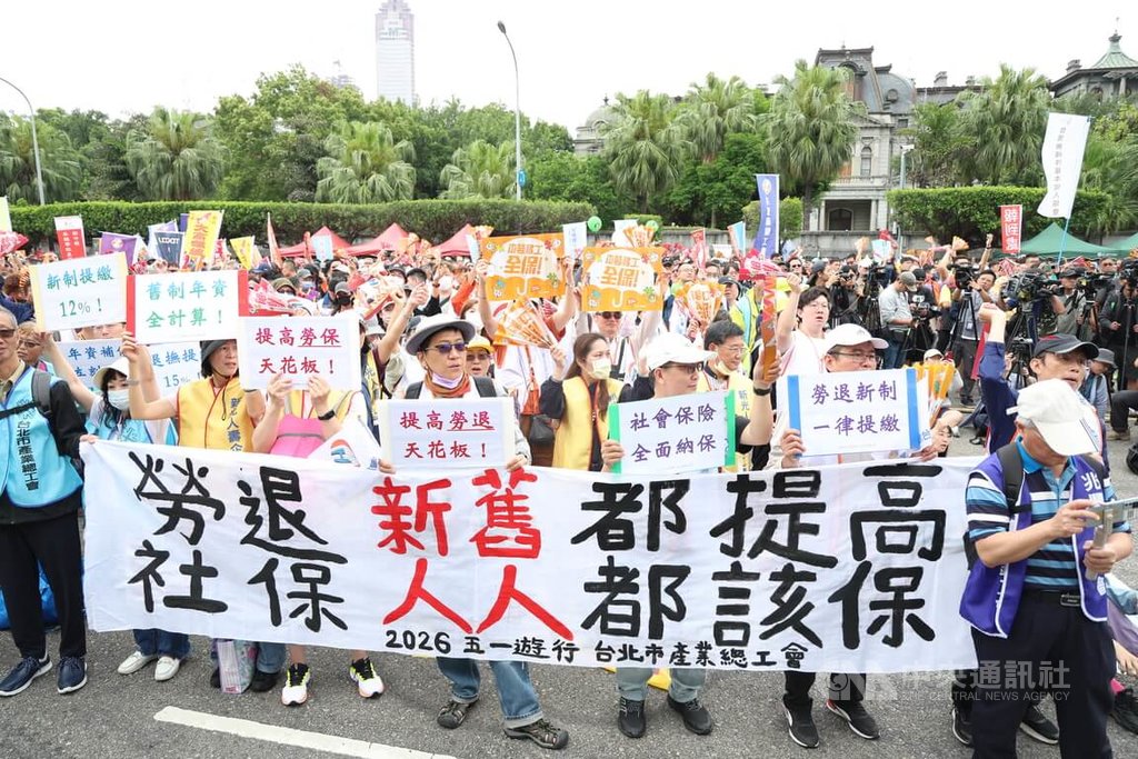 勞工大遊行登場　勞團舉布條表訴求