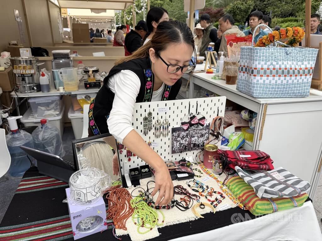 上海咖啡節台灣攤位販售原住民飾品