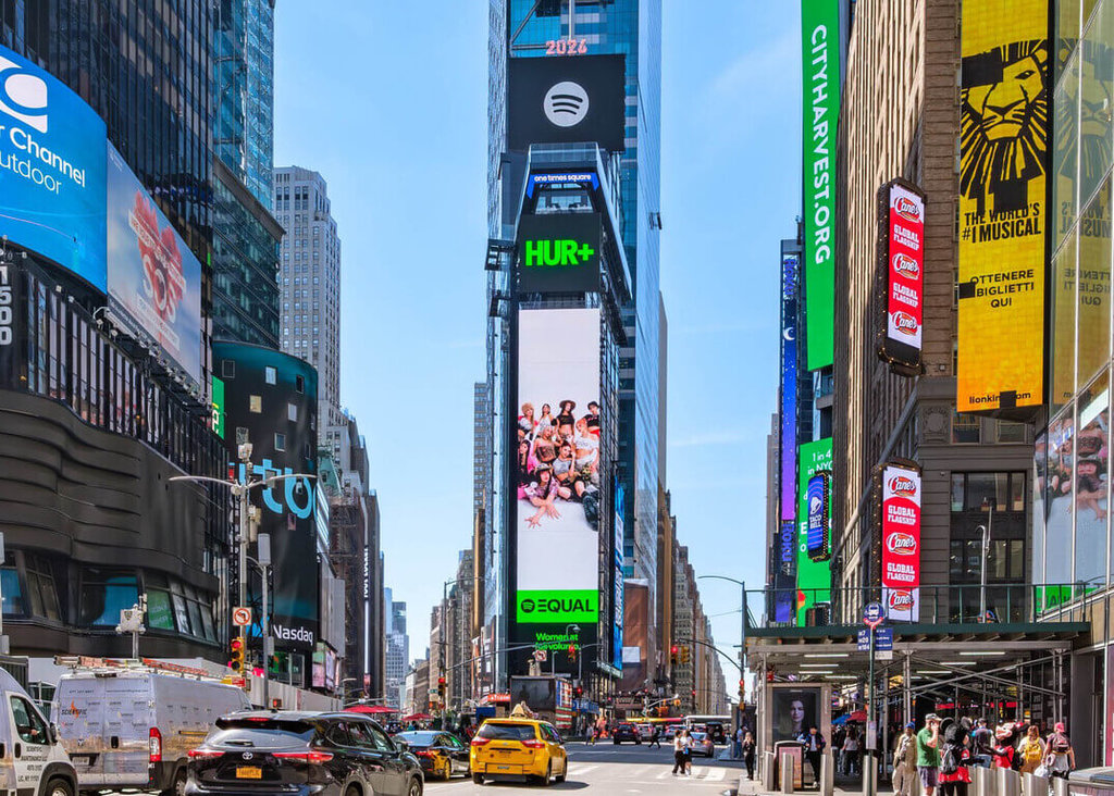 台灣女團HUR+攻上紐約時代廣場巨幕