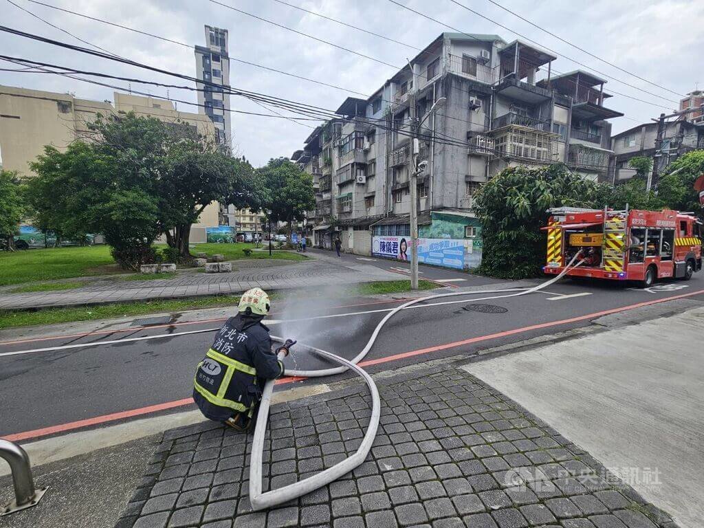新北新店疑瓦斯外洩　消防灑水降濃度