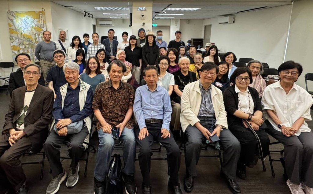 詩人、作家齊聚五四詩會　為向明祈福