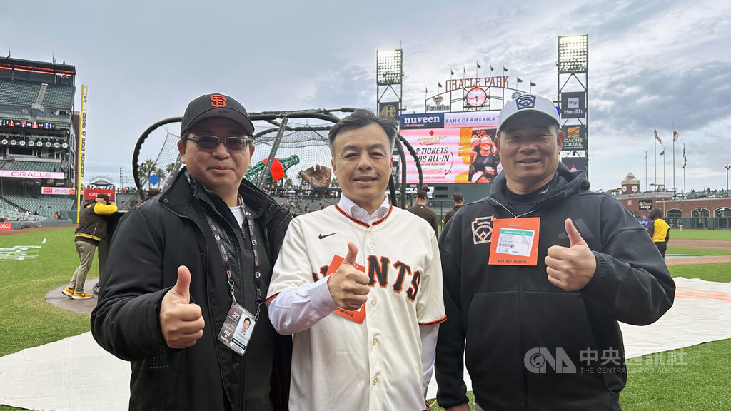 伍志翔與賴敏男MLB巨人台灣日開球